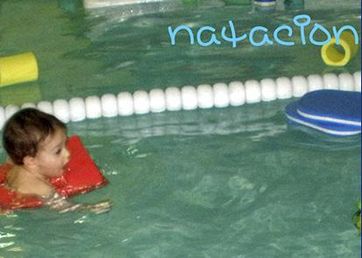 Escuela Infantil Laly niño nadando en piscina