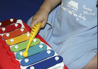 Escuela Infantil Laly niño tocando el xilófono de juguete